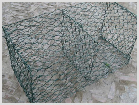 石笼网箱是指用金属线材编织的角形网(六角网)制成的箱型网笼,使用的金属线径根据六角形的大小而定。因此又称之为“石笼网或者石笼网网箱”，国外也叫格宾网,石笼网箱、格宾网箱。石笼网箱一般由4片重型六角网折