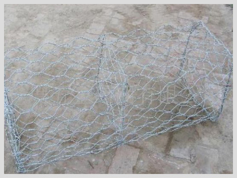 石笼网箱是指用金属线材编织的角形网(六角网)制成的箱型网笼,使用的金属线径根据六角形的大小而定。因此又称之为“石笼网或者石笼网网箱”，国外也叫格宾网,石笼网箱、格宾网箱。石笼网箱一般由4片重型六角网折