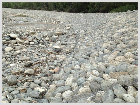 格宾石笼网结构特性：(1)经济。只需将石头装入笼子封口即可。(2)施工简便，不需特殊技术。(3)有很强的抵御自然破坏及耐腐蚀和抗恶劣气候影响的能力。(4)可以承受大范围的变形，而仍不坍塌。(5)笼子石