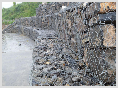 镀锌格宾网有高抗腐蚀、高强度、具有延展性的低碳钢丝或者包覆PVC的以上钢丝使用机械编织而成，石笼网箱就是石笼网制作而成的石笼网箱。石笼网的边缘线直径一般要大于网线直径。其双线绞合部分一般为双绞.以保证