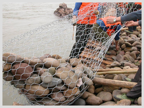 赛克格宾是指由机编双绞合六边形金属网面构成圆柱形工程构件，其中装入块石等填充料，构成具有柔性、透水性的结构，应用于防沙和河道整治等工程。