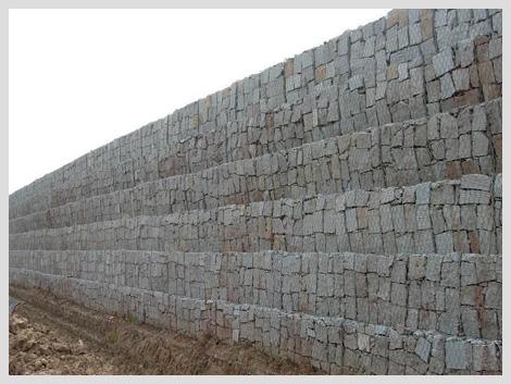 格宾挡墙是采用低碳钢丝通过六边形双绞方式编织成网面后组装而成的工程单元构件，网箱中填充卵石或块石形成护岸挡土结构，近几年来广泛用作河道两岸的挡土结构，原因在于该结构不仅稳固性和防冲刷性能强而且能够营造