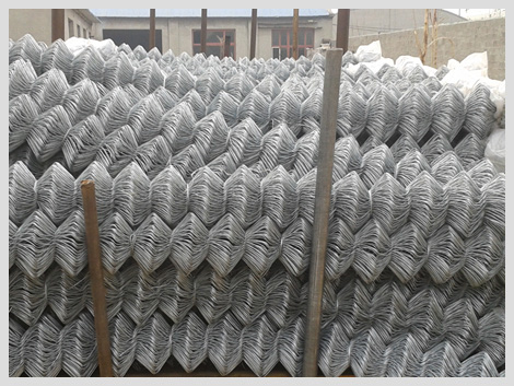 材质：优质低碳钢丝，镀锌丝，铁丝，不锈钢丝。特点：镀锌勾花网不易腐蚀，寿命较长，实用性强，网孔均匀，网面平整，编织简单，美观大方，网丝优质，网幅较宽，丝径较粗。用途：镀锌勾花网广泛用于公路、铁路、高速