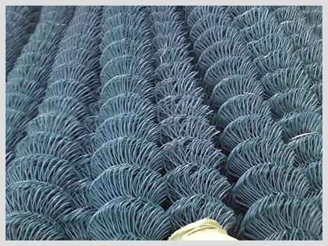 包塑勾花网材料：包塑丝。包塑勾花网编织及特点：钩遍而成；产品网幅宽，丝径粗，不易腐蚀寿命长，美观实用。包塑勾花网用途：广泛用于饲养鸡、鸭、鹅、兔及动物园围栏。机械设备的防护，高速公路护栏，体育场所围网