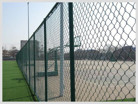 勾花护栏网是用勾花网为网面做成的防护网、隔离栅。勾花护栏网材质：PVC丝、不锈钢丝、优质低碳钢丝、镀锌丝、铁丝等。勾花护栏网材质：优质低碳钢丝（铁丝）、不锈钢丝、铝合金丝。勾花护栏网编织及特点：网孔均