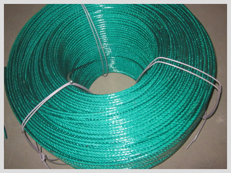 包塑钢丝绳选用优质镀锌丝做原材料，经过深加工处理使塑料与镀锌铁丝牢固的结合在一起，具有抗老化，抗腐蚀，防龟裂等特点，使用寿命是冷热镀锌铁丝的几倍，该产品的品种和颜色，可根据用户需要订制。材质：采用PE