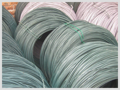 葡萄架专用包塑丝选用优质镀锌丝做原材料，经过深加工处理使塑料与镀锌铁丝牢固的结合在一起，具有抗老化，抗腐蚀，防龟裂等特点，使用寿命是冷热镀锌铁丝的几倍，该产品的品种和颜色，可根据用户需要订制。